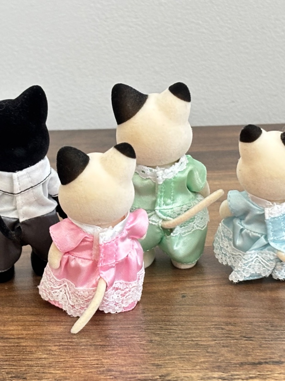Calico Critters Sylvanian Families  Tuxedo Cat Family SET 4 Figures With Clothes - Picture 9 of 11